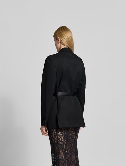 Frauenmodel trägt Blazer mit Schurwoll-Anteil von Victoria Beckham in Schwarz mit Taillenband und Reverskragen, Ganzkörperansicht Rückansicht.