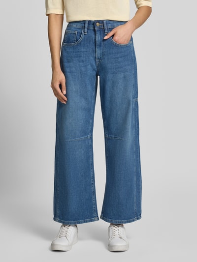 Frauenmodel trägt Loose Fit Jeans aus reiner Baumwoll-Mix Modell 'Ohio Barrel' von MAC in Mittelblau, Damen Wide & Loose Fit Jeans von MAC, Ganzkörperansicht von vorne.