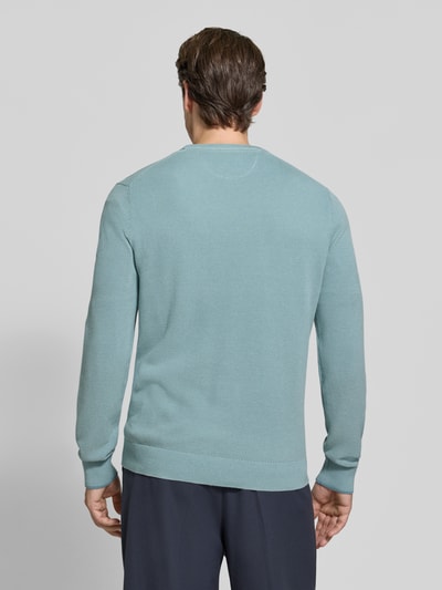 Männermodel trägt Regular Fit Strickpullover aus reiner Baumwolle mit Label-Detail von LERROS in Hellblau, strukturierte Oberfläche, Ganzkörperansicht Rückansicht. Rückenlänge 68 cm, Ärmellänge 69 cm, elastische Abschlüsse.