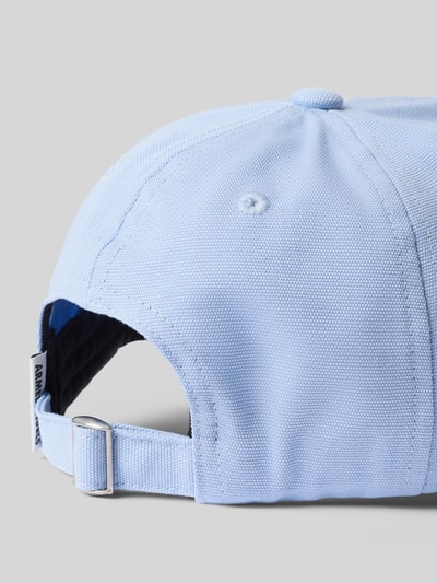 Produktfoto, Basecap aus reiner Bio-Baumwolle Modell 'YENAAS BOLD' von Armedangels, Optik: Unifarben, Detailansicht Rückseite, Logo-Stitching, Luftlöcher, verstärkter Schirm, verstellbarer Riegel, Material: reine Baumwolle.