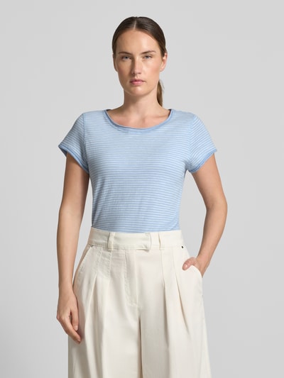 Frauenmodel trägt Regular Fit T-Shirt aus reiner Baumwolle von s.Oliver RED LABEL in Hellblau mit feinen Streifen, Ganzkörperansicht von vorne.