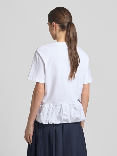 Frauenmodel trägt Damen T-Shirt mit Rundhalsausschnitt von Rich & Royal aus Reine Baumwolle, Relaxed-Fit, 1/2-Arm, Rückenlänge 59 cm, Weiß, Ganzkörperansicht Rückansicht.