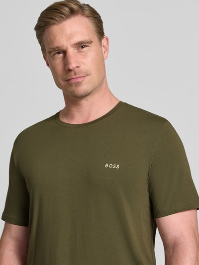 Männermodel trägt Regular Fit T-Shirt aus Baumwoll-Mix von BOSS in Olivgrün, glatte Struktur, Nahaufnahme Oberkörper, Herren T-Shirt von BOSS.