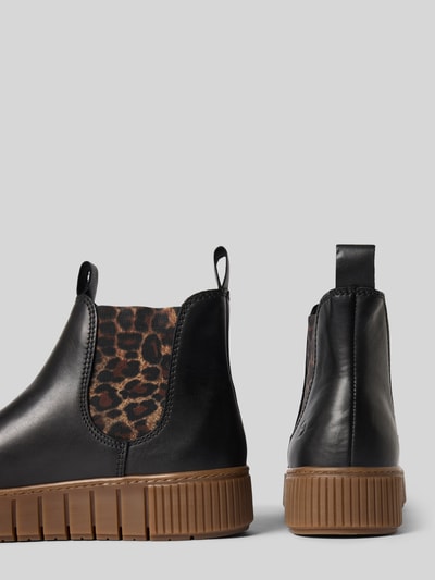 Produktfoto, Chelsea Boots aus echtem Rindsleder von Tamaris mit unifarbener Optik, flacher Absatz, leicht profilierte Sohle, genarbtes Leder, Zuglaschen, Logo-Detail, runde Schuhspitze, seitlicher Einsatz mit Leopardenmuster