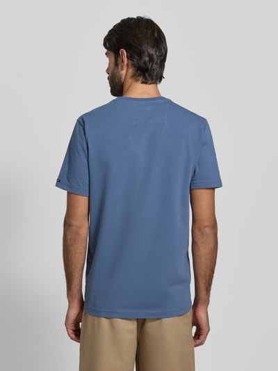 Männermodel draagt T-shirt met Labeldetail van PME Legend in blauw, mix van katoen en elastaan, regular fit, ruglengte maat M 71 cm, Ganzkörperansicht Rückansicht.