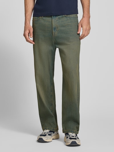 Männermodel trägt Straight Fit Jeans aus reiner Baumwolle Modell 'Alex' von JACK & JONES in Blaugrün, 5-Pocket, Ganzkörperansicht von vorne. Herren Jeans, reine Baumwolle, Knopf- und Reißverschluss, Bundweite 42 cm, Innenbeinlänge 73 cm.