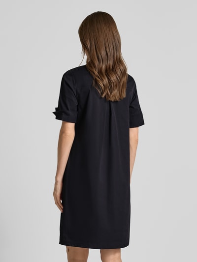 Frauenmodel trägt Hemdblusenkleid mit V-Ausschnitt von ROBE LÉGÈRE in Schwarz, gerader Schnitt, Baumwoll-Mix, Rückenansicht, Ganzkörperansicht.