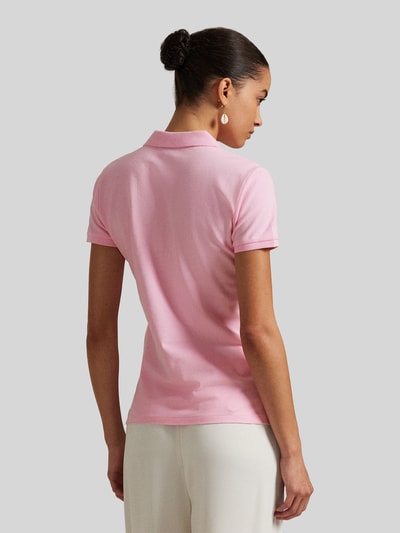 Modelka prezentuje Slim Fit Poloshirt aus Baumwoll-Mix od Polo Ralph Lauren, efekt: jednolity kolor, krój slim fit, wyhaftowane logo, kołnierzyk polo, zapięcie na krótki guziki, rękaw krótki, wykończenie z rozcięciem, wykończenie materiału pika, mieszanka bawełny, widok całej sylwetki z tyłu