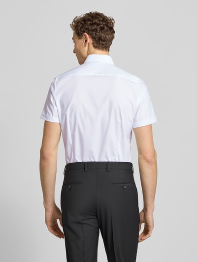 Männermodel trägt Body Fit Business-Hemd mit Kentkragen von OLYMP Level Five, weiß, kurze Ärmel, Baumwoll-Elasthan-Mix, Ganzkörperansicht Rückansicht.