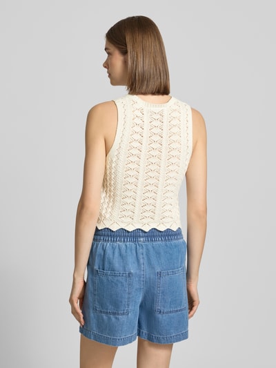 Frauenmodel trägt Stricktop mit Rundhalsausschnitt Modell 'ZURI' von JJXX aus Reine Baumwolle, Körpernaher-Schnitt, Rückenlänge 45 cm, Ganzkörperansicht Rückansicht.