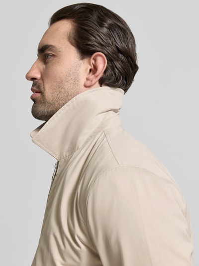 Männermodel trägt Regular Fit Jacke mit Umlegekragen von MCNEAL in Beige, Material-Mix, Nahaufnahme Oberkörper seitlich.