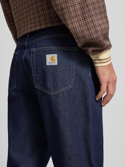 Mężczyznęmodel nosi Jeansy z szerokimi nogawkami model 'LANDON' od Carhartt Work In Progress z bawełny, detaliczne ujęcie tylnej części.