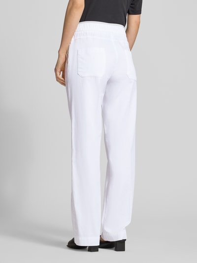 Vrouwenmodel draagt dames chino van katoenmix met stretch, wide fit, model 'Sue' van TONI, elastische band, achterzakken. Ganzkörperansicht Rückansicht.