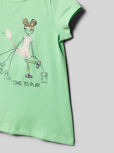 Meisje draagt Regular Fit T-shirt uit puur katoen van s.Oliver RED LABEL, look: effen, motiefprint met glitter, met mesh, korte mouw, Nahaufnahme Oberkörper.