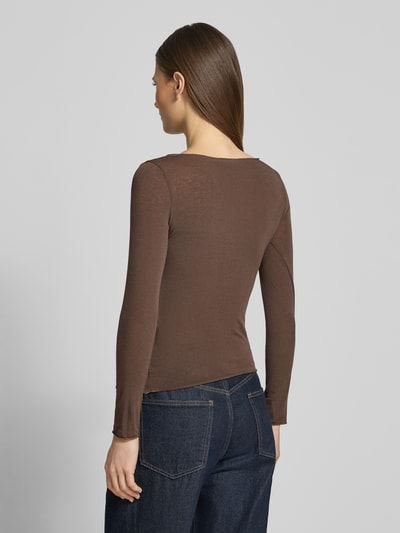 Frauenmodel trägt Longsleeve aus Viskose-Mix mit Kaschmir-Anteil von ZABAIONE in Braun, semitransparent, figurbetont, Ganzkörperansicht Rückansicht.