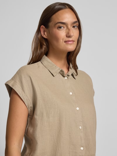 Vrouwenmodel draagt Regular Fit Bluse aus Leinen-Viskose-Mix Modell 'LINNO' van ICHI, beige, knoopsluiting, hemdkraag, allover-look, dames blouse, linnen-viscosemix, ruglengte 64 cm bij maat 36, close-up bovenlichaam.