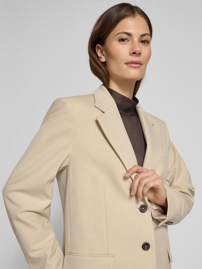 Frauenmodel trägt Regular Fit Blazer mit Pattentaschen Modell 'PARIS' von Mango in Beige, Material-Mix, Nahaufnahme Oberkörper