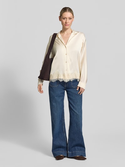 Frauenmodel trägt Relaxed Fit Bluse aus Viskose mit Spitzenbesatz von Jake*s Collection in Creme, Reverskragen, V-Ausschnitt, lange Ärmel, glatte Textur, ganzkörperansicht von vorne.