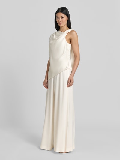 Modelka prezentuje kombinezon o kroju regular fit w imitacji satyny, Regular Fit Jumpsuit in Satin-Optik Modell 'DANJINI' od BOSS, kolor kremowy, pełen widok z przodu.