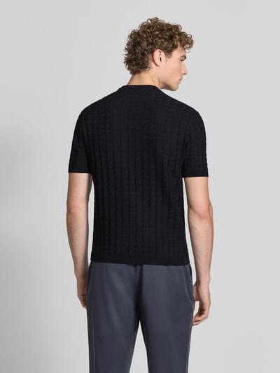 Männermodel trägt Strickshirt aus Viskose-Mix mit Strukturmuster von Armani Exchange in Schwarz, Slim Fit, Rückenansicht Ganzkörperansicht.