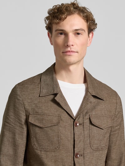 Mannenmodel draagt Regular Fit Hemdjacke uit linnenmix model 'Taddeo' van Carl Gross, met platte kraag, klepzakken, met stretch, ruglengte maat 50: 71 cm, detailopname bovenlichaam.