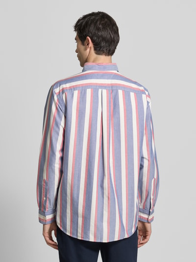 Mannelijk model draagt Relaxed Fit Vrijetijdsoverhemd uit puur katoen Model 'HERITAGE' van Tommy Hilfiger, all-over motief, meerkleurig, gestikt logo, achterpas met cacharel-plooi, lange mouwen, licht afgeronde rompzoom, rugaanzicht, detailopname.