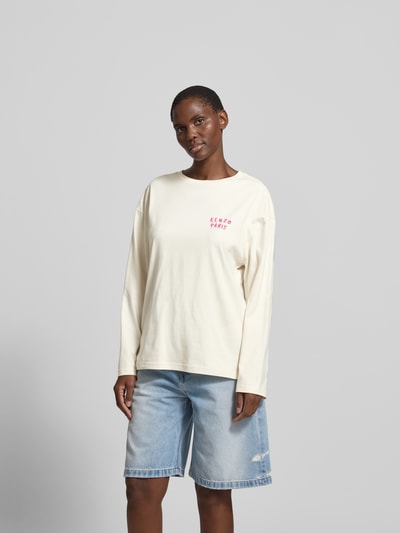 Frauenmodel trägt Relaxed Fit Longsleeve aus Baumwolle von Kenzo in Offwhite mit Label-Stitching, Rundhalsausschnitt, langärmelig, Damen, Ganzkörperansicht von vorne.