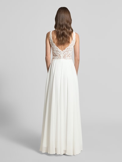 Vrouwenmodel draagt Brautkleid met floralem stitching van Mascara, getailleerde pasvorm, V-hals, mouwloos design, ruglengte maat 36: 127 cm, borstwijdte maat 36: 33 cm, onderrok, wit; volledig zicht van achteren.