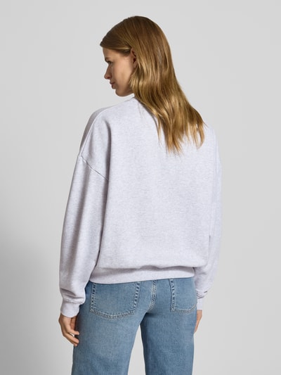 Frauenmodel trägt Sweatshirt mit Statement-Stitching und Rundhalsausschnitt von OH APRIL aus reiner Baumwolle, Regular-Fit, Ganzkörperansicht Rückansicht.