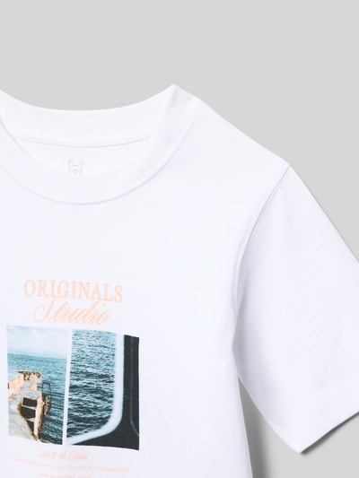 Produktfoto, Kinder T-Shirt mit Motiv- und Statement-Print Modell 'NORREBRO' von Jack & Jones aus Baumwoll-Mix, Rundhalsausschnitt, Regular-Fit, weiß mit farbigem Print, Label-Detail, Rückenlänge bei Größe 140: 46 cm