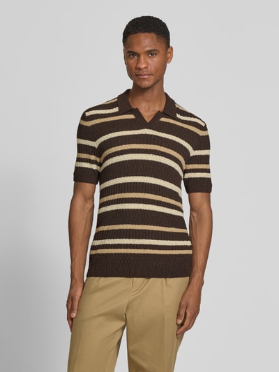 Männermodel trägt Slim Fit Poloshirt mit V-Ausschnitt von bugatti im Allover-Look, braun-beige gestreift, Baumwoll-Mix, Ganzkörperansicht von vorne