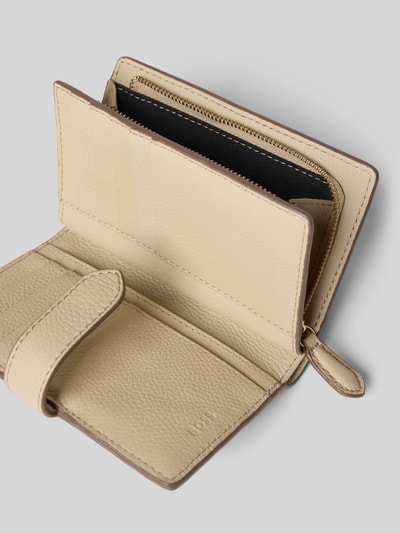 Produktfoto, Portemonnee uit echt rundleer model 'LENAH MEDIUM WALLET' van BOSS, beige gemarmerde look, drukknoopsluiting, hoofdvak, muntvak, voorvak, vakken voor pasjes, label in reliëf, rechthoekig model, fijne structuur