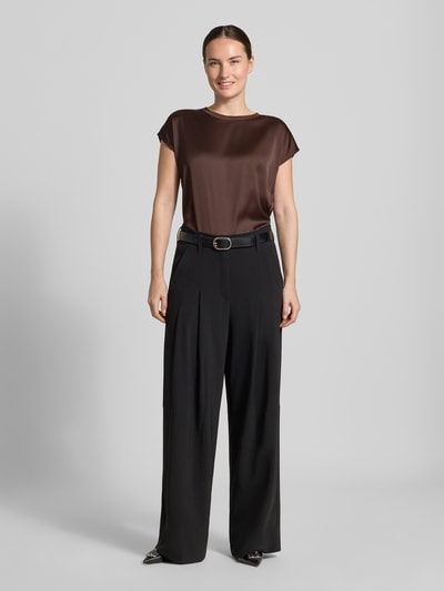 Frauenmodel trägt Regular Fit T-Shirt aus Viskose mit Stretch-Anteil von MORE & MORE, Satin-Optik, braun, Rundhalsausschnitt, Ganzkörperansicht von vorne.