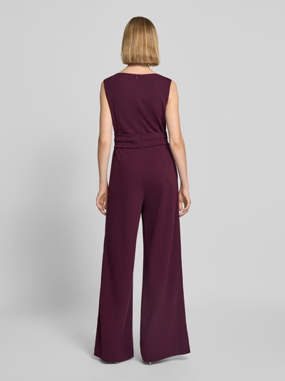 Frauenmodel trägt Regular Fit Jumpsuit in Wickel-Optik von Vera Mont in dunklem Bordeauxrot mit glatter Textur, Ganzkörperansicht Rückansicht.