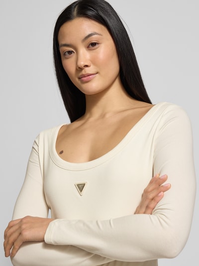 Vrouwenmodel draagt Body met Label-Detail model 'COLETTE' van Guess Activewear in crème, katoen-elastaan mix, Nahaufnahme bovenlichaam.