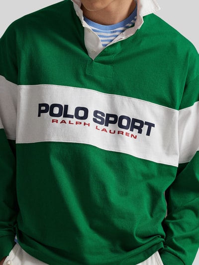 Männermodel trägt Regular Fit Poloshirt aus reiner Baumwolle von Polo Ralph Lauren, grün-weiß, Unifarbe, Piqué, Nahaufnahme Oberkörper.