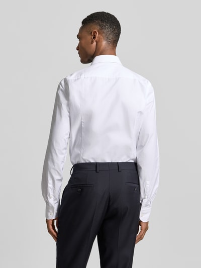 Männermodel trägt Slim Fit Freizeithemd aus reiner bawełna von BOSS, efekt: jednolity kolor, wzór na całej powierzchni, popelina, Ganzkörperansicht Rückansicht.