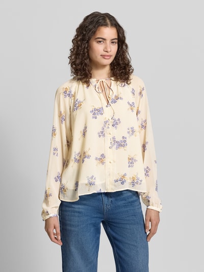Frauenmodel trägt Relaxed Fit Chiffon-Bluse mit Allover-Muster Modell 'FUSINA' von Only, cremefarben mit floraler Optik, Ganzkörperansicht von vorne.