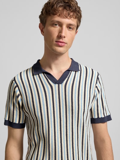 Männermodel trägt Regular Fit Poloshirt in Strick-Optik Modell 'Carly' von Blend, Kurzarm, gestreift, Baumwolle, Nahaufnahme Oberkörper