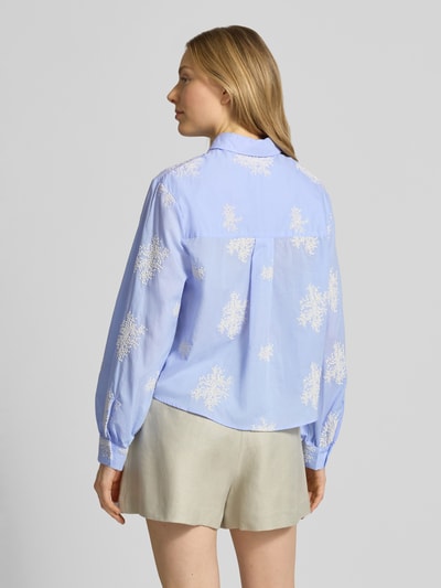 Frauenmodel trägt Hemdbluse mit Motiv-Stitching Modell 'PUCARA' von Mango aus Reine Baumwolle, Straight Fit, Ganzkörperansicht Rückansicht.