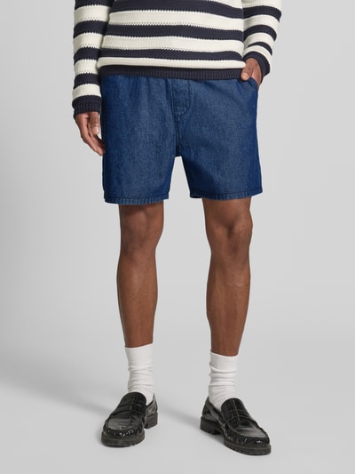 Männermodel trägt Shorts mit elastischem Bund von REVIEW aus Reine Baumwolle in Regular-Fit, Dunkelblau, Ganzkörperansicht von vorne.