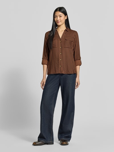 Vrouwenmodel draagt Regular fit blouse met lange mouwen van pure viscose model 'BUMPY' van VERO MODA, Dames, bruin met strepen, Ganzichtsopname van voren