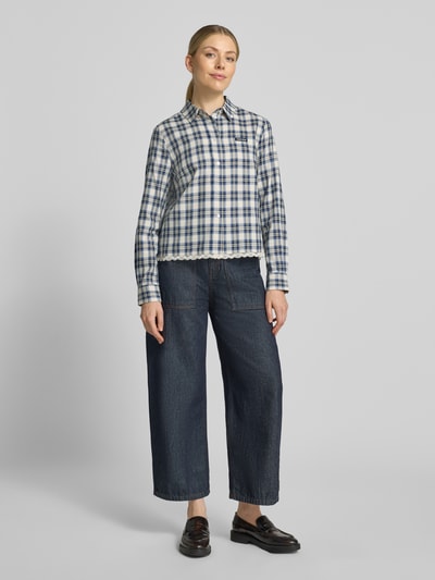 Frauenmodel trägt Regular Fit Hemdbluse aus reiner Baumwolle mit Spitzenbesatz von Oui, kariertes Muster, lange Ärmel, Ganzkörperansicht von vorne.