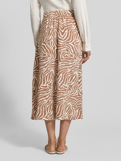 Vrouwenmodel draagt Midirok uit linnen-viscosemix met knoopsluiting model 'FALAKKA' van B.Young, A-lijn, allover look, totale lengte 89 cm, taillewijdte 38 cm, achteraanzicht volledige lichaamsopname.