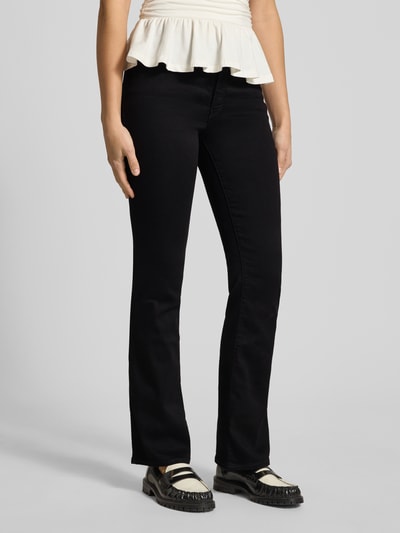 Frauenmodel trägt Figurformende Bootcut Jeans Modell '315 SHAPING BOOT' von Levi's®, schwarz, Baumwoll-Mix mit Stretch-Anteil, Nahaufnahme Unterkörper.