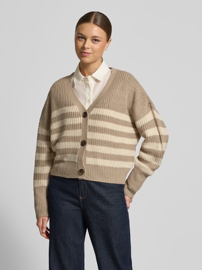 Vrouwenmodel draagt Relaxed Fit Gebreid jack met V-hals Model 'LEA' van Vero Moda in melangelook met knoopsluiting, lange mouw, geribd, knitwear, melangestructuur. Nahaufnahme Oberkörper.
