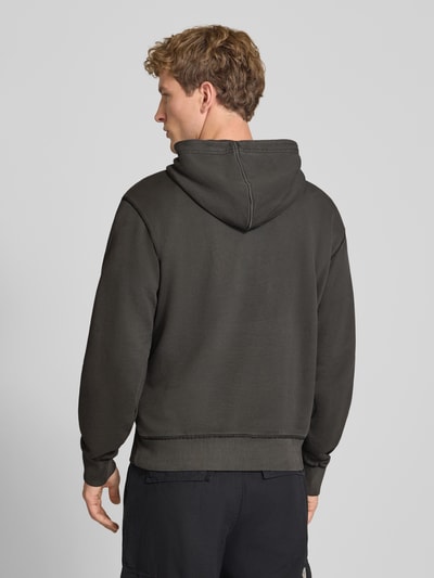Männermodel trägt Regular Fit Hoodie aus reiner Baumwolle von G-Star RAW in Dunkelgrau mit glatter Textur, Ganzkörperansicht Rückansicht.