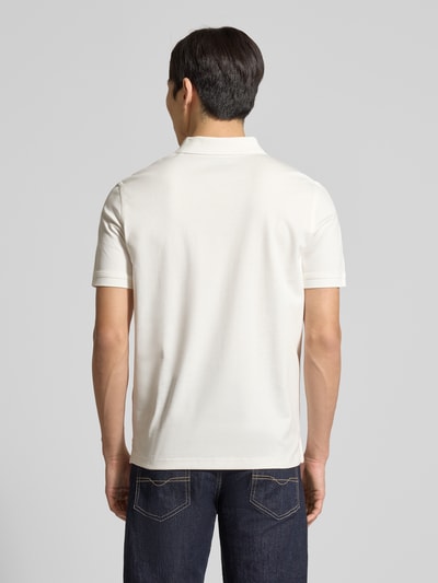 Männermodel trägt Regular Fit poloshirt mit logo-stitching van Fynch-Hatton aus puur katoen, polokraag, korte knoopsluiting, ruglengte maat M 69 cm, ganzlichaamsaanzicht achteraan.