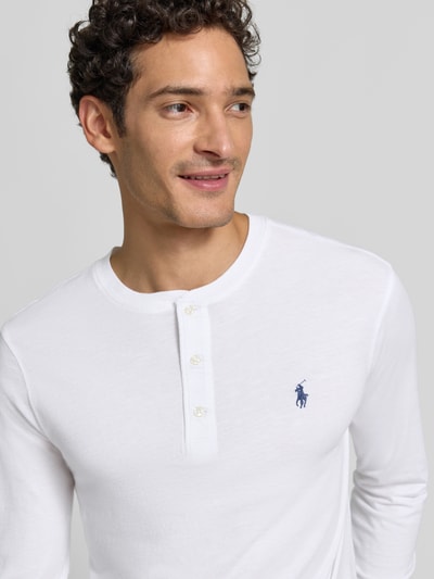 Mannelijk model draagt wit regular fit shirt met lange mouwen van puur katoen, Regular Fit Langarmshirt aus reiner Baumwolle van Polo Ralph Lauren, Nahaufnahme bovenlichaam.