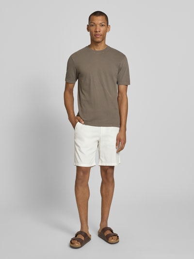 Męski model nosi Regular Fit Chinoshorts aus Baumwoll-Leinen-Mix Modell 'BRODY' od SELECTED HOMME, jasny odcień, gładkie, materiał flammgarn, krój regular fit, szlufki na pasek, zapięcie na guzik i ukryty zamek, kieszenie boczne, tylne kieszenie z guzikiem; Ganzkörperansicht von vorne.